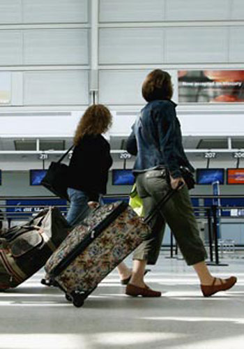 Oameni in aeroport 
